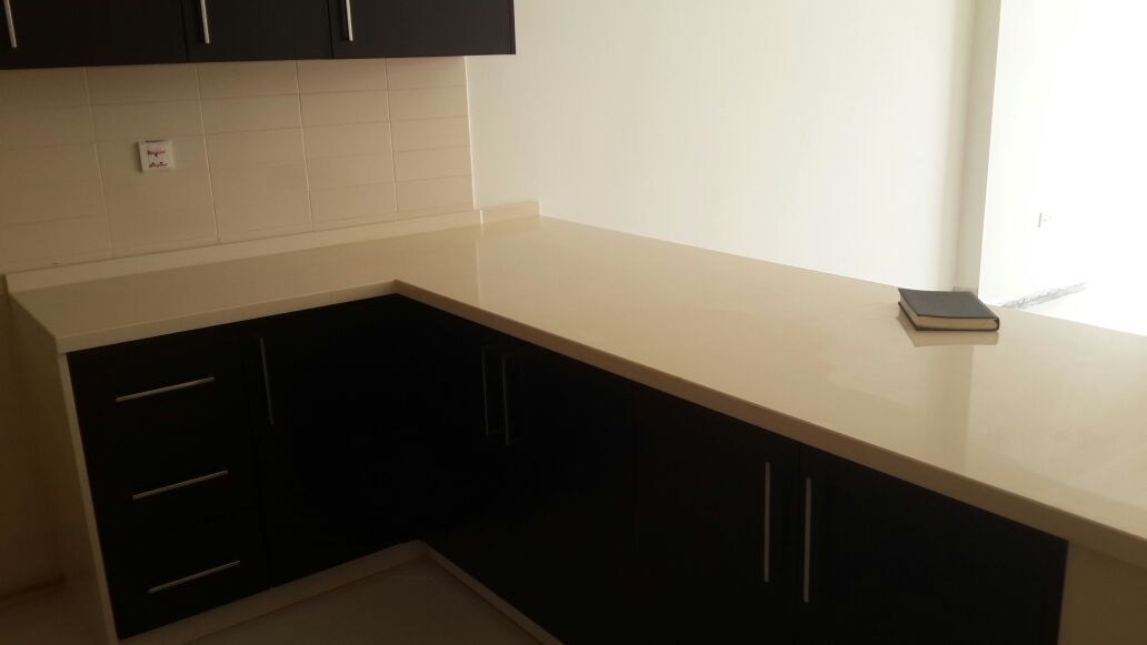 Cream quartz kitchen countertop fabricated with a slim profile